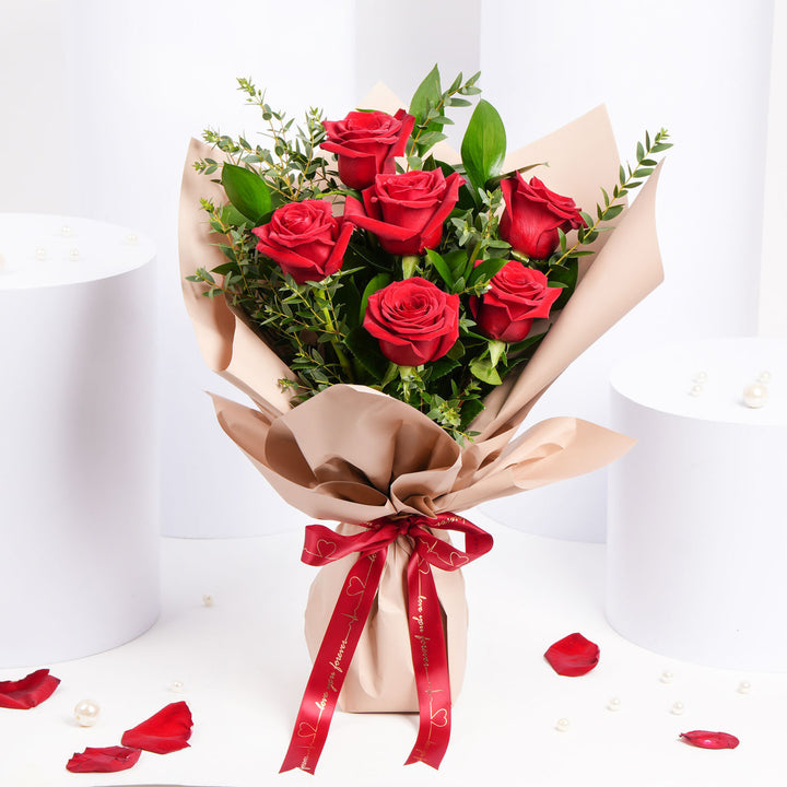 باقة أنيقة - 6 ورود حمراء مع أوكاليبتوس وروسكوس